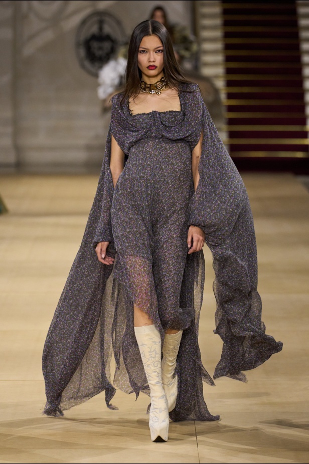 Andreas Kronthaler لـ Vivienne Westwood خريف و شتاء 2025 للملابس الجاهزة: إرث جريء برؤية مُتجددة 