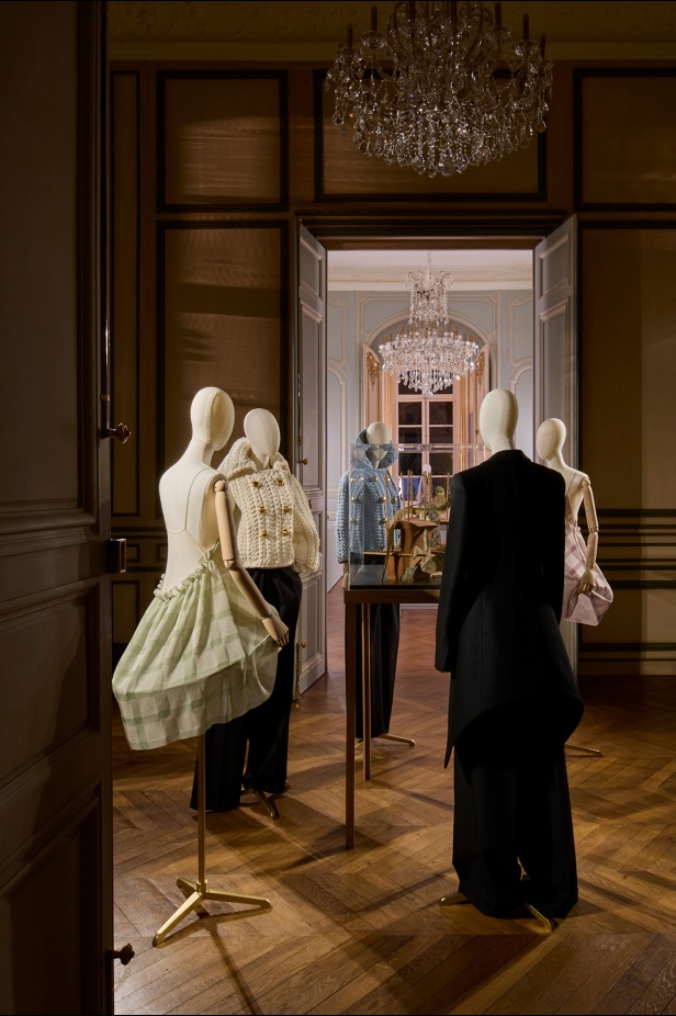 مجموعة Loewe خريف و شتاء 2025 للملابس الجاهزة: أزياء تتجمد في الزمن… وتتحرك بالفكر