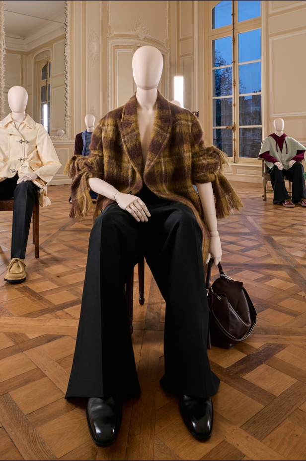 مجموعة Loewe خريف و شتاء 2025 للملابس الجاهزة: أزياء تتجمد في الزمن… وتتحرك بالفكر