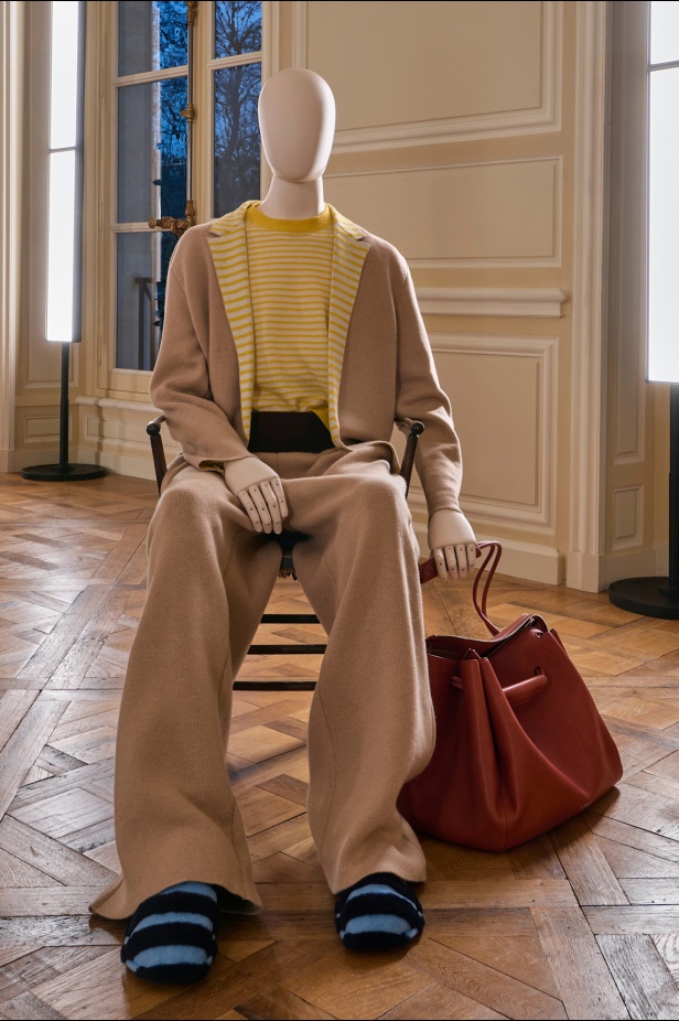 مجموعة Loewe خريف و شتاء 2025 للملابس الجاهزة: أزياء تتجمد في الزمن… وتتحرك بالفكر