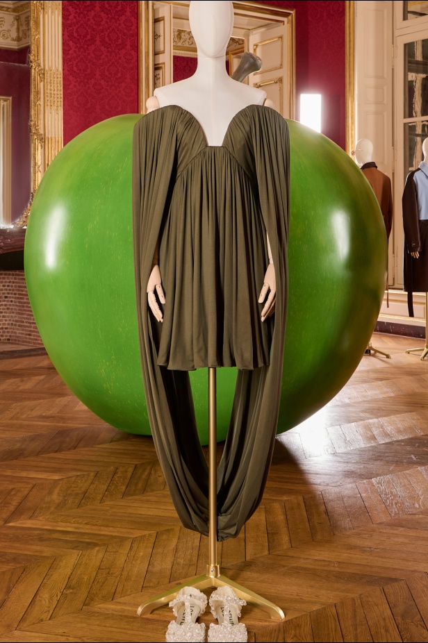 مجموعة Loewe خريف و شتاء 2025 للملابس الجاهزة: أزياء تتجمد في الزمن… وتتحرك بالفكر