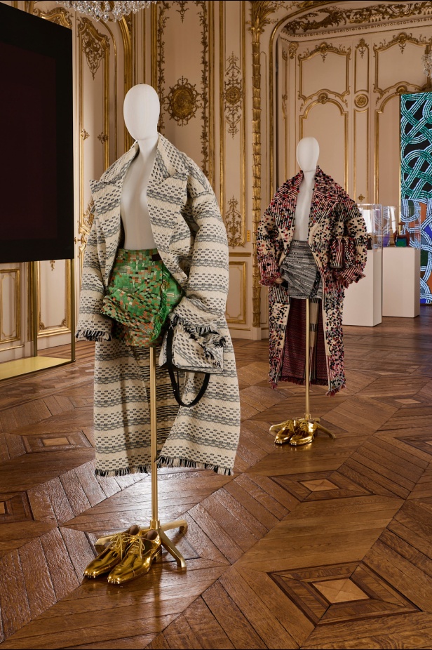 مجموعة Loewe خريف و شتاء 2025 للملابس الجاهزة: أزياء تتجمد في الزمن… وتتحرك بالفكر