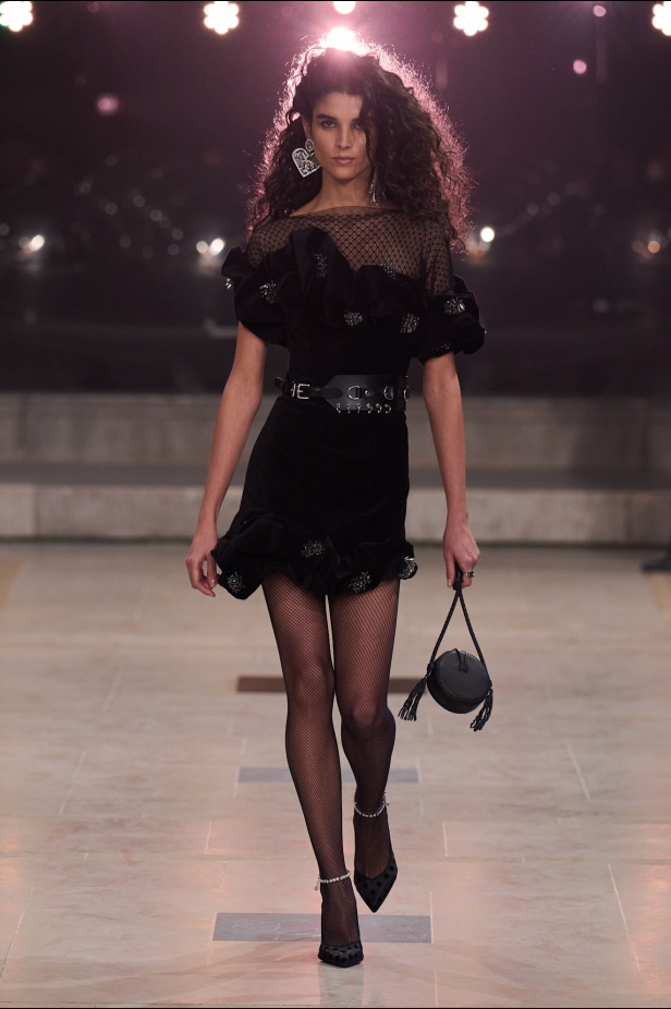 مجموعة Isabel Marant لخريف وشتاء 2025: البانك يندمج بالأناقة الباريسية الكلاسيكية