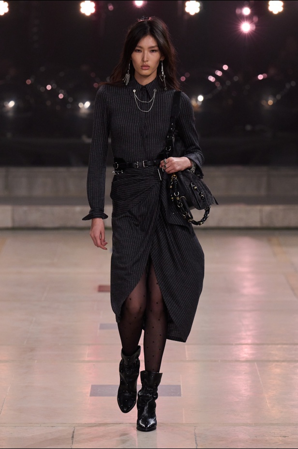 مجموعة Isabel Marant لخريف وشتاء 2025: البانك يندمج بالأناقة الباريسية الكلاسيكية