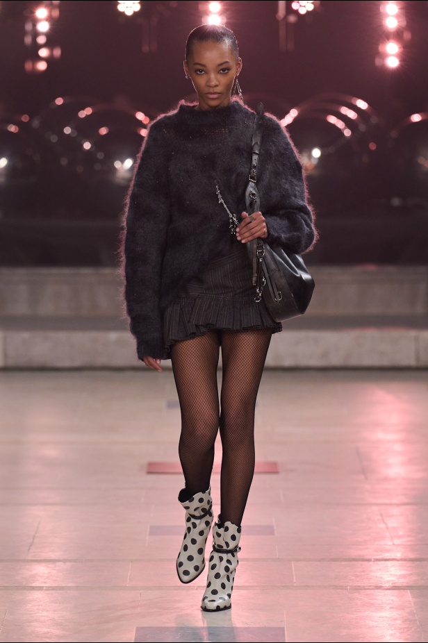 مجموعة Isabel Marant لخريف وشتاء 2025: البانك يندمج بالأناقة الباريسية الكلاسيكية