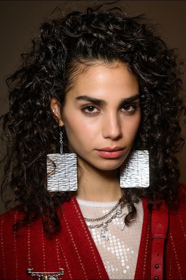 مجموعة Isabel Marant لخريف وشتاء 2025: البانك يندمج بالأناقة الباريسية الكلاسيكية