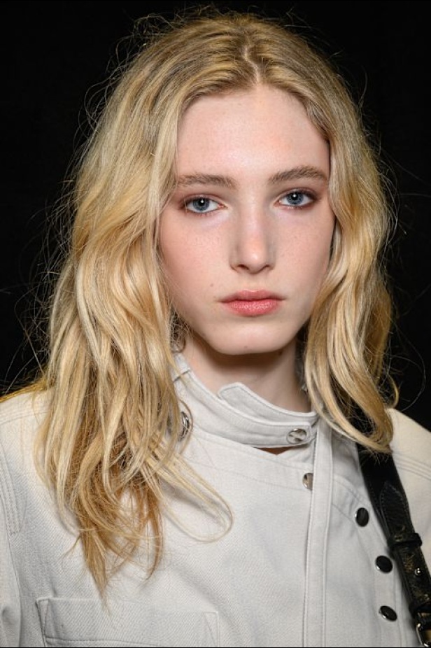 مجموعة Isabel Marant لخريف وشتاء 2025: البانك يندمج بالأناقة الباريسية الكلاسيكية