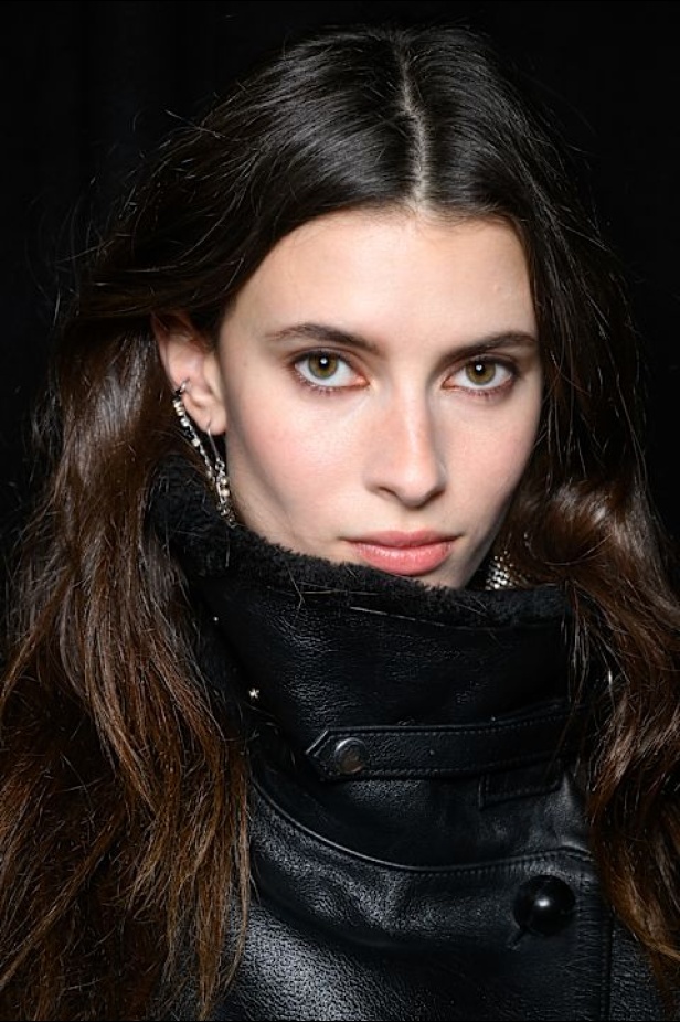 مجموعة Isabel Marant لخريف وشتاء 2025: البانك يندمج بالأناقة الباريسية الكلاسيكية