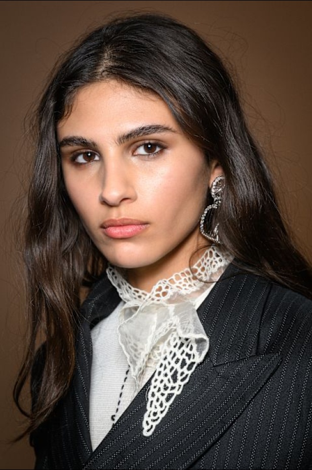 مجموعة Isabel Marant لخريف وشتاء 2025: البانك يندمج بالأناقة الباريسية الكلاسيكية