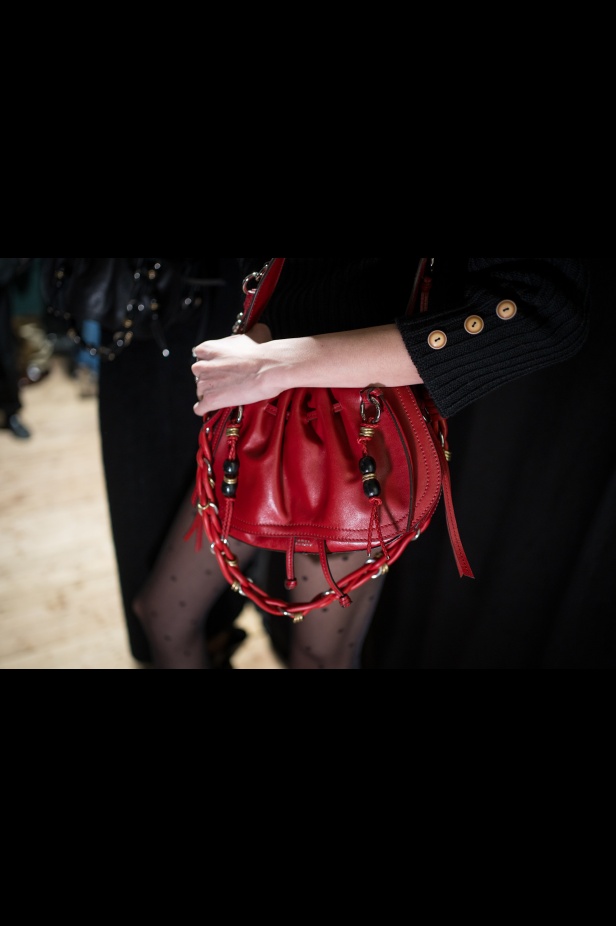 مجموعة Isabel Marant لخريف وشتاء 2025: البانك يندمج بالأناقة الباريسية الكلاسيكية