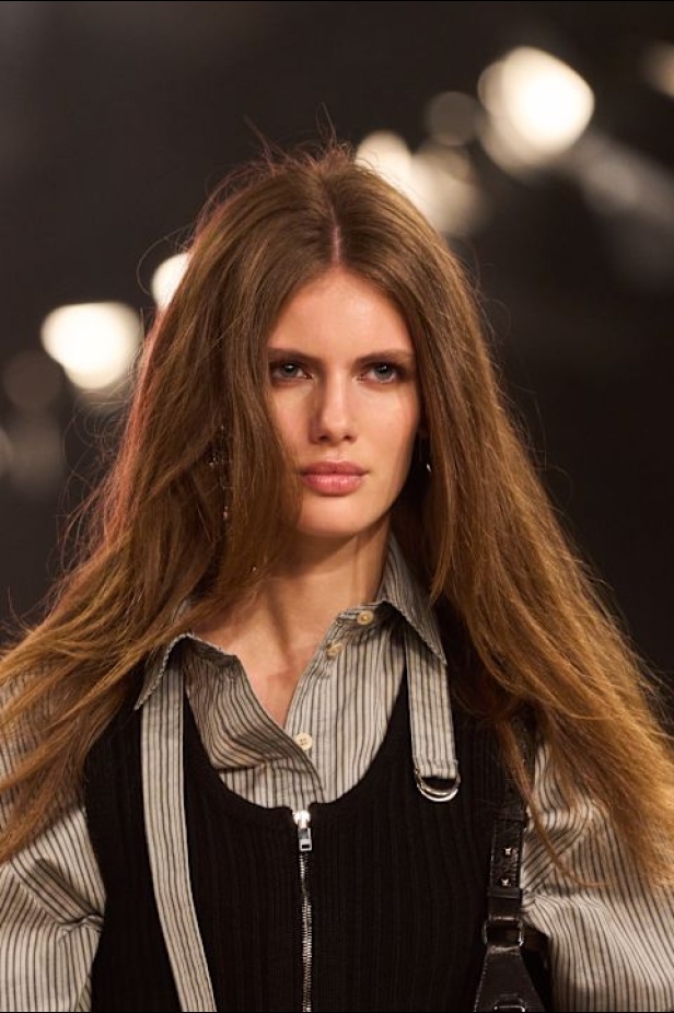 مجموعة Isabel Marant لخريف وشتاء 2025: البانك يندمج بالأناقة الباريسية الكلاسيكية