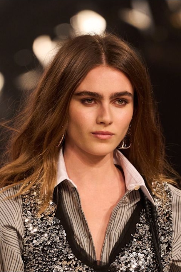 مجموعة Isabel Marant لخريف وشتاء 2025: البانك يندمج بالأناقة الباريسية الكلاسيكية