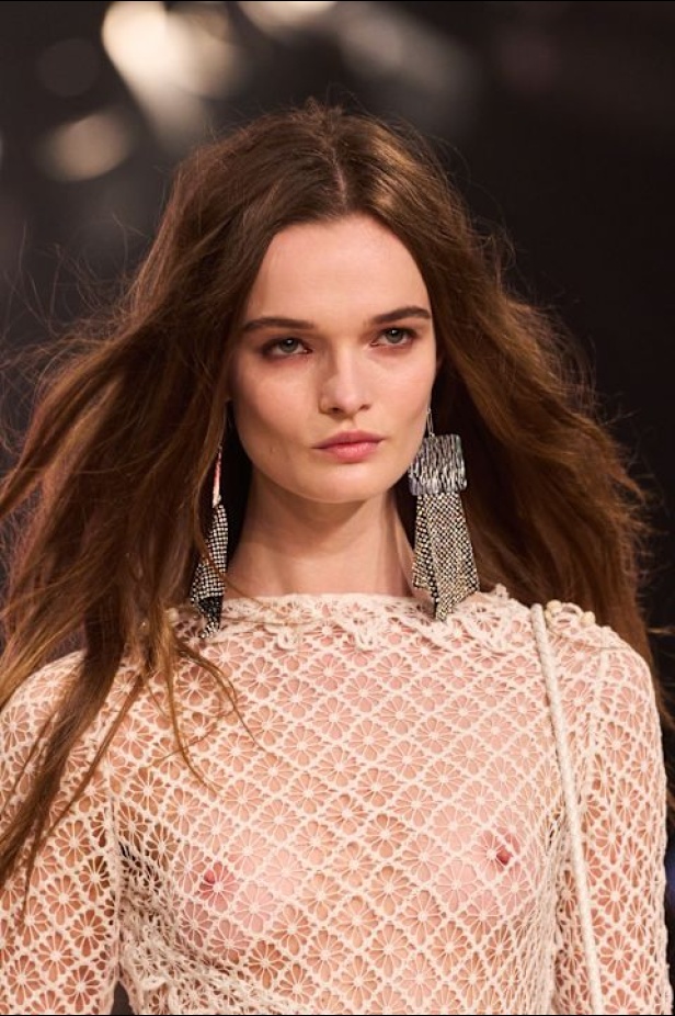 مجموعة Isabel Marant لخريف وشتاء 2025: البانك يندمج بالأناقة الباريسية الكلاسيكية