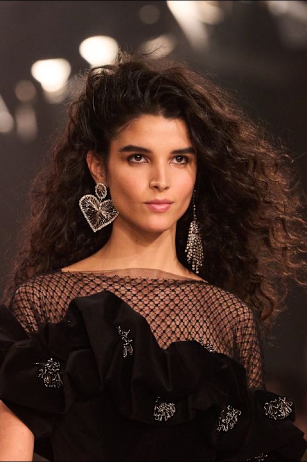 مجموعة Isabel Marant لخريف وشتاء 2025: البانك يندمج بالأناقة الباريسية الكلاسيكية