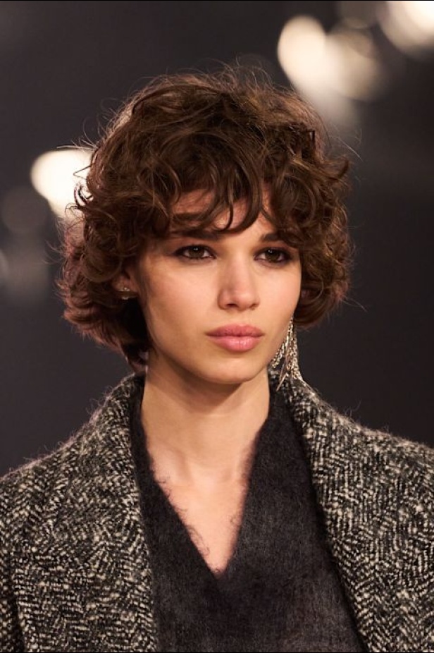 مجموعة Isabel Marant لخريف وشتاء 2025: البانك يندمج بالأناقة الباريسية الكلاسيكية