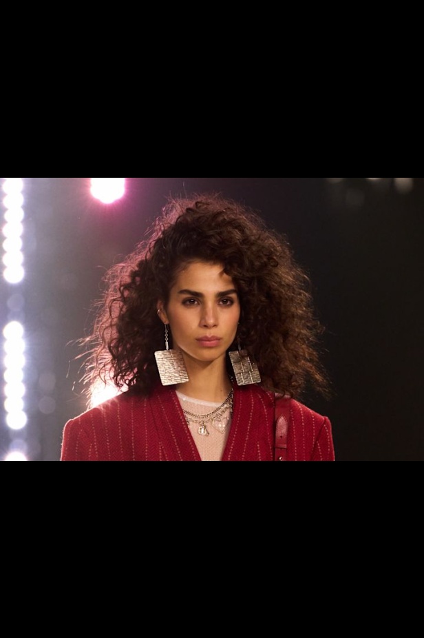 مجموعة Isabel Marant لخريف وشتاء 2025: البانك يندمج بالأناقة الباريسية الكلاسيكية