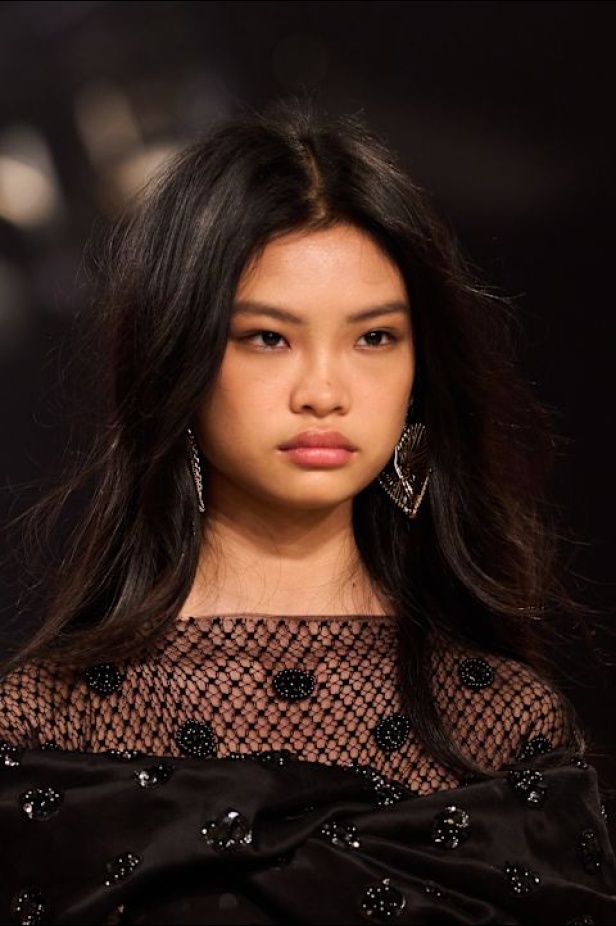 مجموعة Isabel Marant لخريف وشتاء 2025: البانك يندمج بالأناقة الباريسية الكلاسيكية