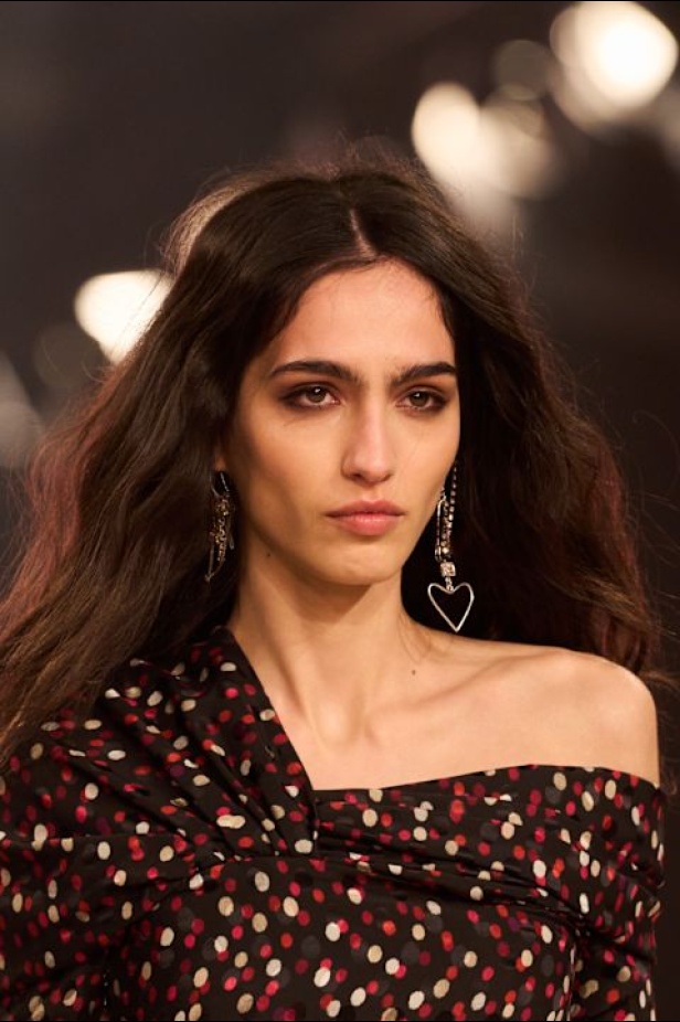 مجموعة Isabel Marant لخريف وشتاء 2025: البانك يندمج بالأناقة الباريسية الكلاسيكية