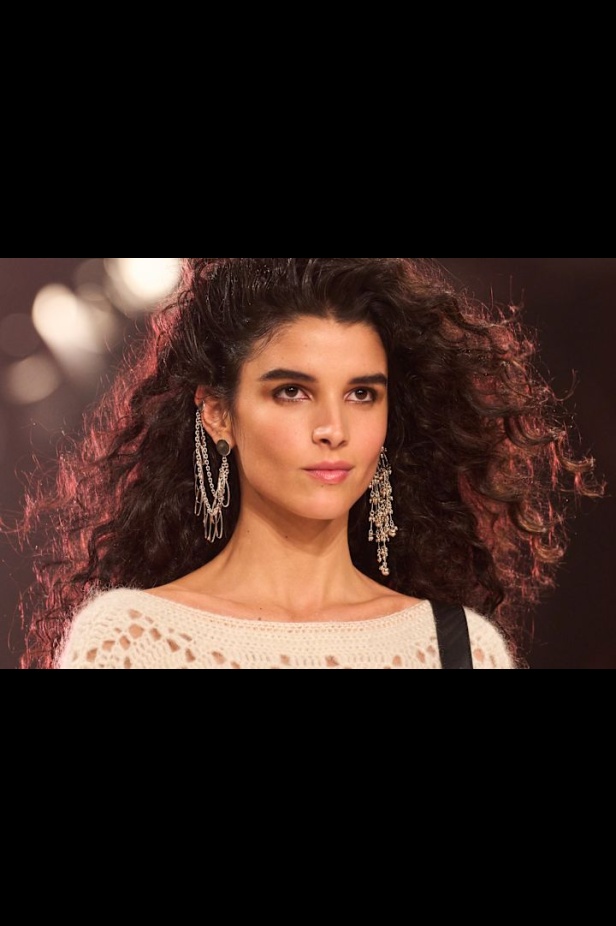 مجموعة Isabel Marant لخريف وشتاء 2025: البانك يندمج بالأناقة الباريسية الكلاسيكية