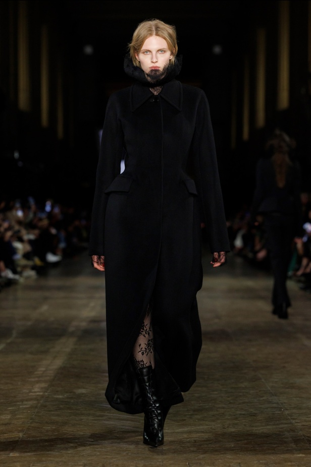 مجموعة Alexander McQueen لشتاء 2025 