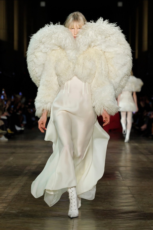مجموعة Alexander McQueen لشتاء 2025 