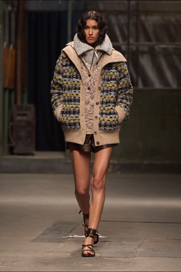 عرض أزياء Missoni لخريف 2025-2026 يحيي نقشات الكارو والزخرفات الفاخرة