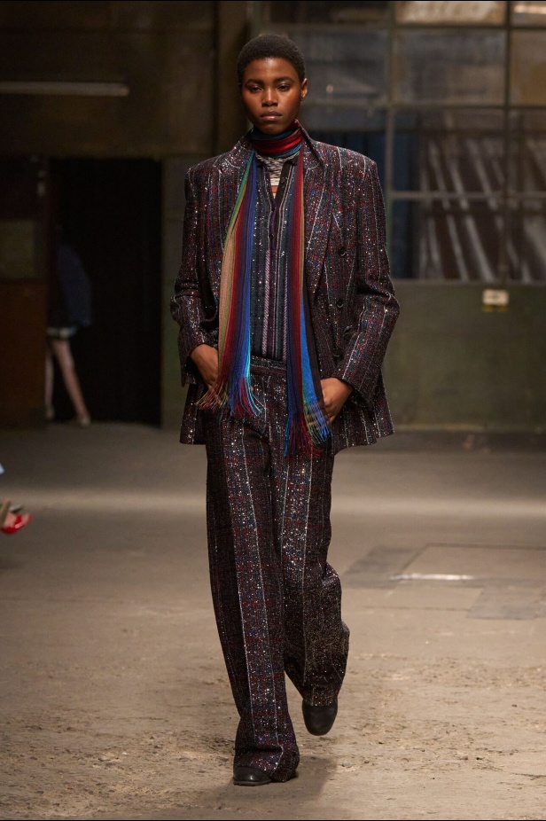 عرض أزياء Missoni لخريف 2025-2026 يحيي نقشات الكارو والزخرفات الفاخرة