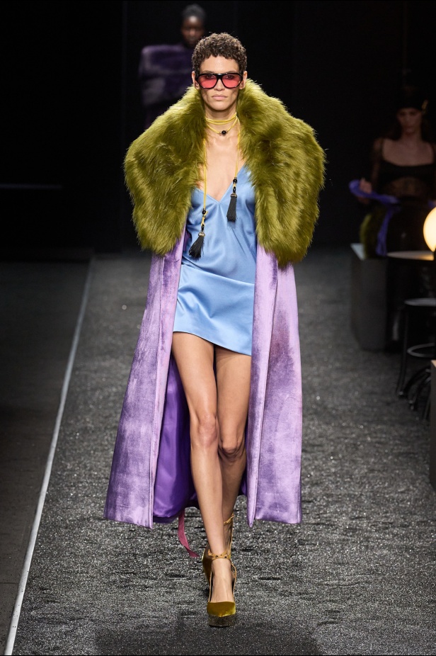 مجموعة نينا ريتشي لخريف 2025 بعنوان “باريس ليلاً”