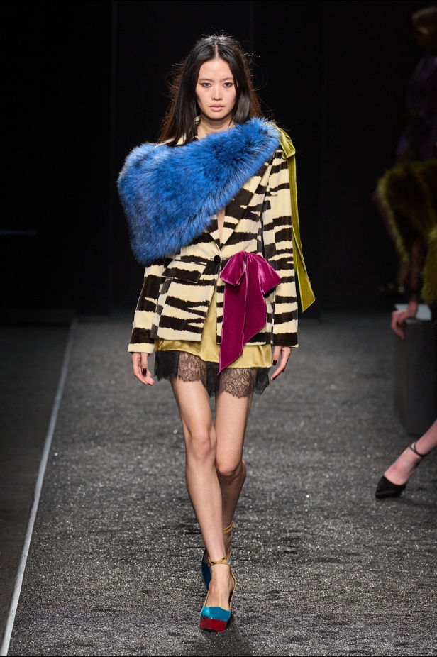 مجموعة نينا ريتشي لخريف 2025 بعنوان “باريس ليلاً”