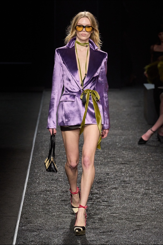 مجموعة نينا ريتشي لخريف 2025 بعنوان “باريس ليلاً”