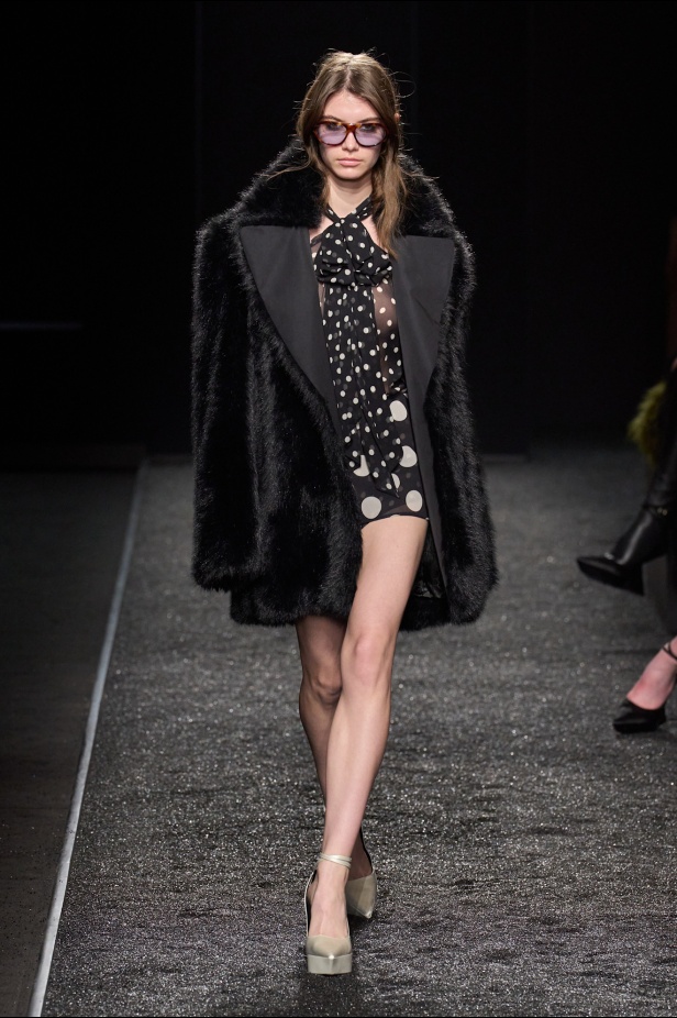 مجموعة نينا ريتشي لخريف 2025 بعنوان “باريس ليلاً”