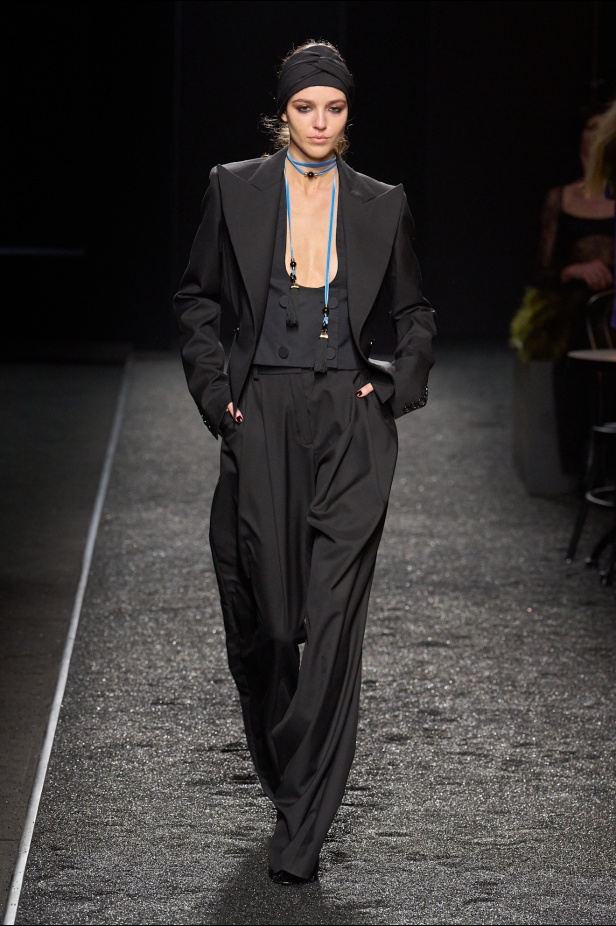 مجموعة نينا ريتشي لخريف 2025 بعنوان “باريس ليلاً”