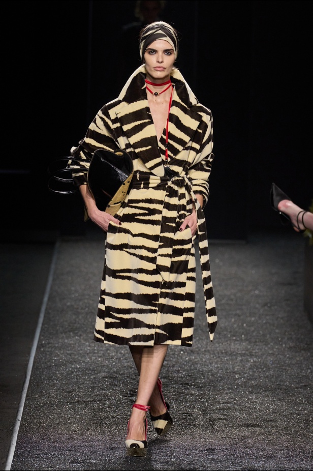 مجموعة نينا ريتشي لخريف 2025 بعنوان “باريس ليلاً”