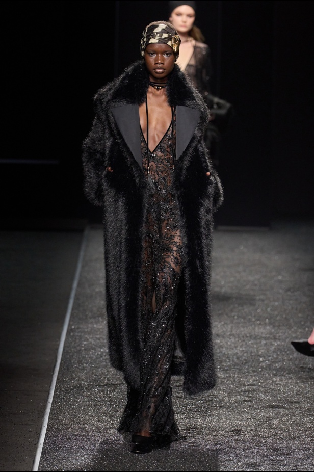 مجموعة نينا ريتشي لخريف 2025 بعنوان “باريس ليلاً”