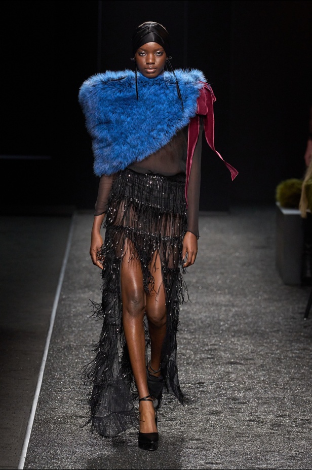 مجموعة نينا ريتشي لخريف 2025 بعنوان “باريس ليلاً”