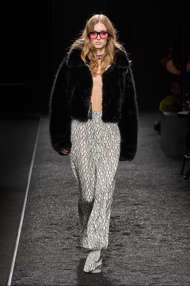 مجموعة نينا ريتشي لخريف 2025 بعنوان “باريس ليلاً”