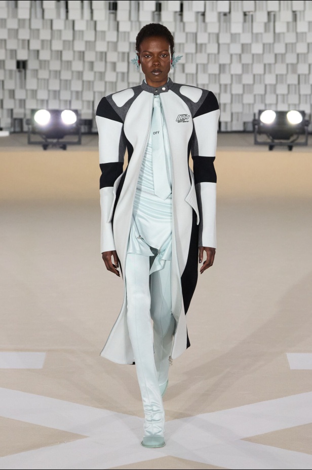عرض أزياء Off-White لخريف وشتاء 2025
