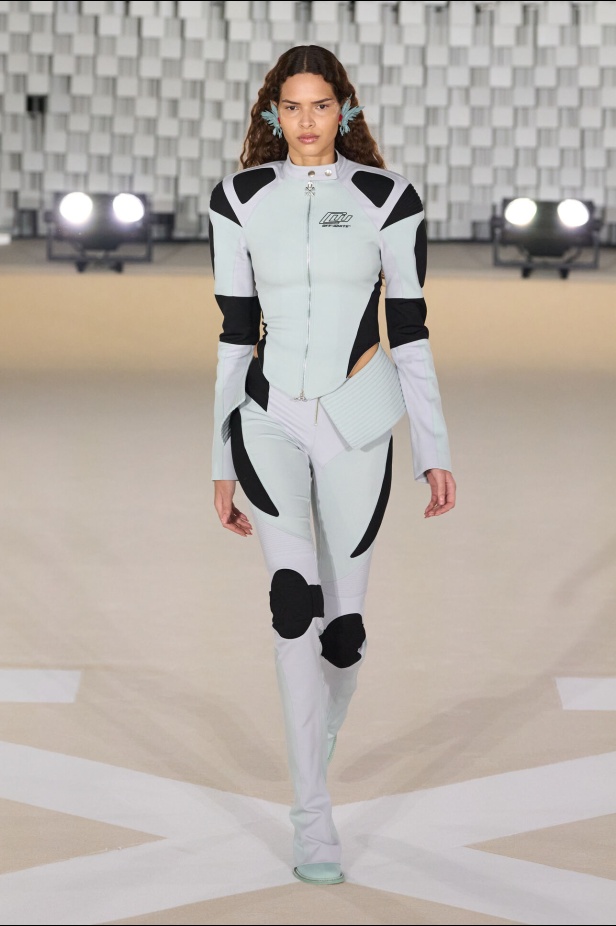 عرض أزياء Off-White لخريف وشتاء 2025