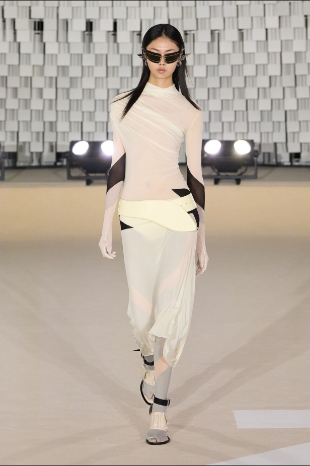 عرض أزياء Off-White لخريف وشتاء 2025