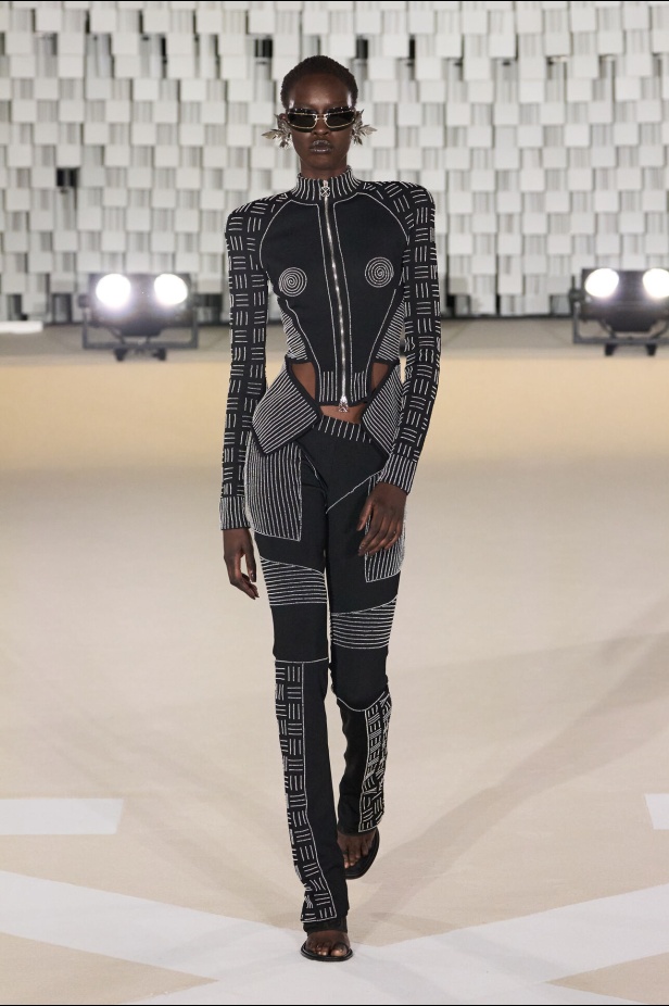 عرض أزياء Off-White لخريف وشتاء 2025