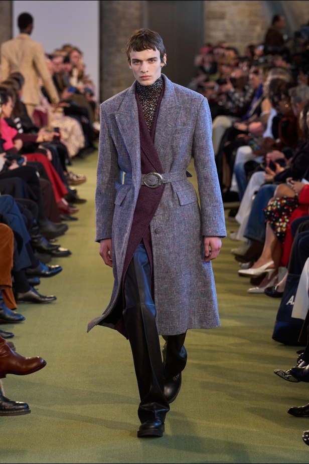 Rabanne خريف و شتاء 2025 للملابس الجاهزة: توازن بين الفوضى الأنيقة والانضباط المتمرّد