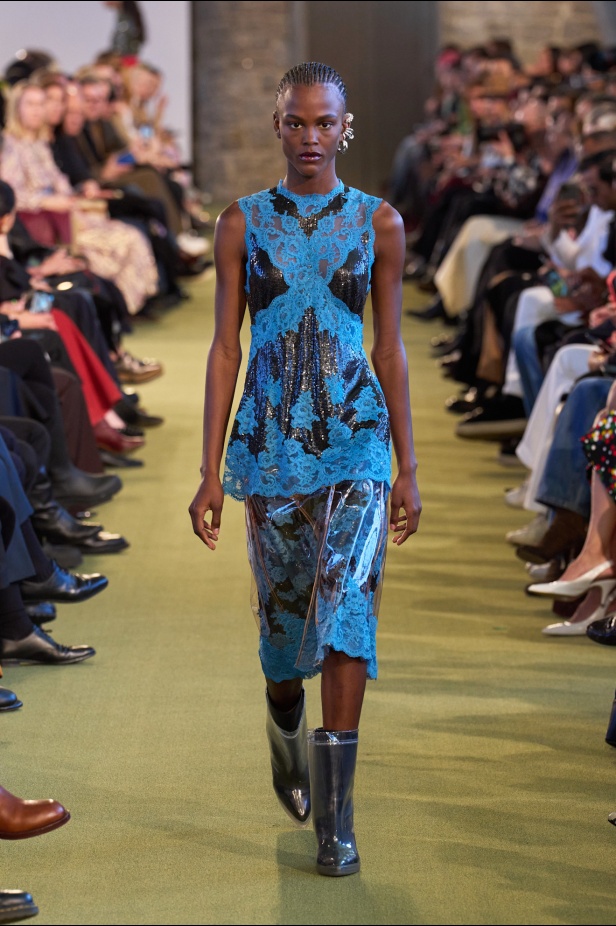 Rabanne خريف و شتاء 2025 للملابس الجاهزة: توازن بين الفوضى الأنيقة والانضباط المتمرّد