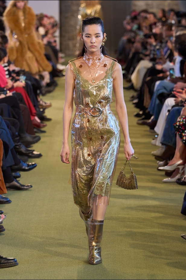 Rabanne خريف و شتاء 2025 للملابس الجاهزة: توازن بين الفوضى الأنيقة والانضباط المتمرّد