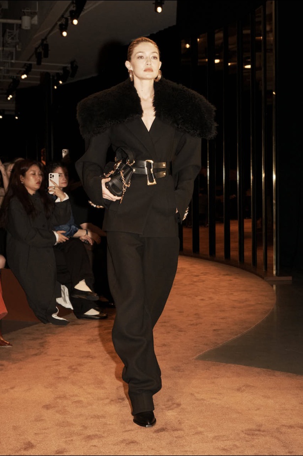 من باريس إلى تكساس .. مجموعة سكياباريلي لموسم خريف 2025