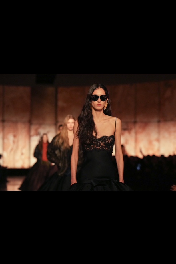 مجموعة سان لوران لشتاء 2025 في باريس