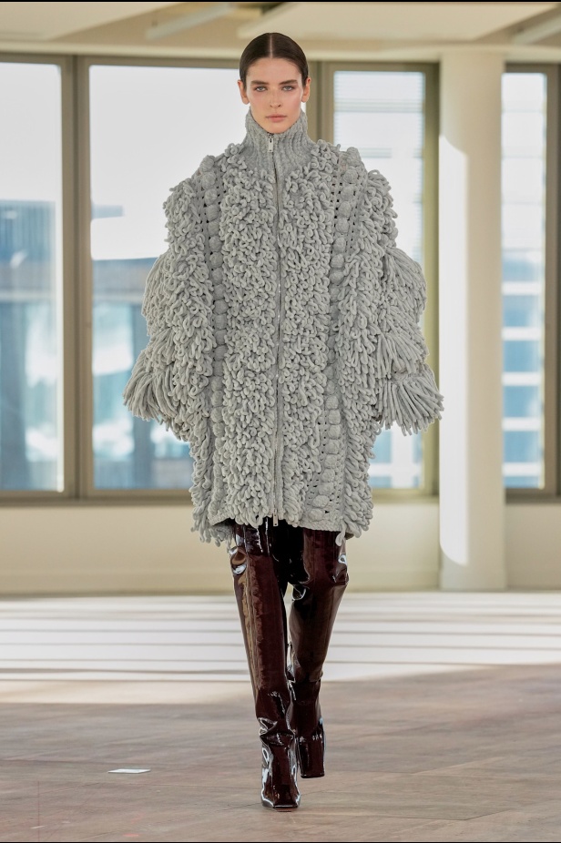 ستيلا مكارتني تفتح أبواب "STELLACORP" لخريف وشتاء 2025