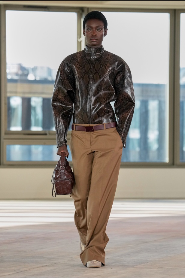 ستيلا مكارتني تفتح أبواب "STELLACORP" لخريف وشتاء 2025