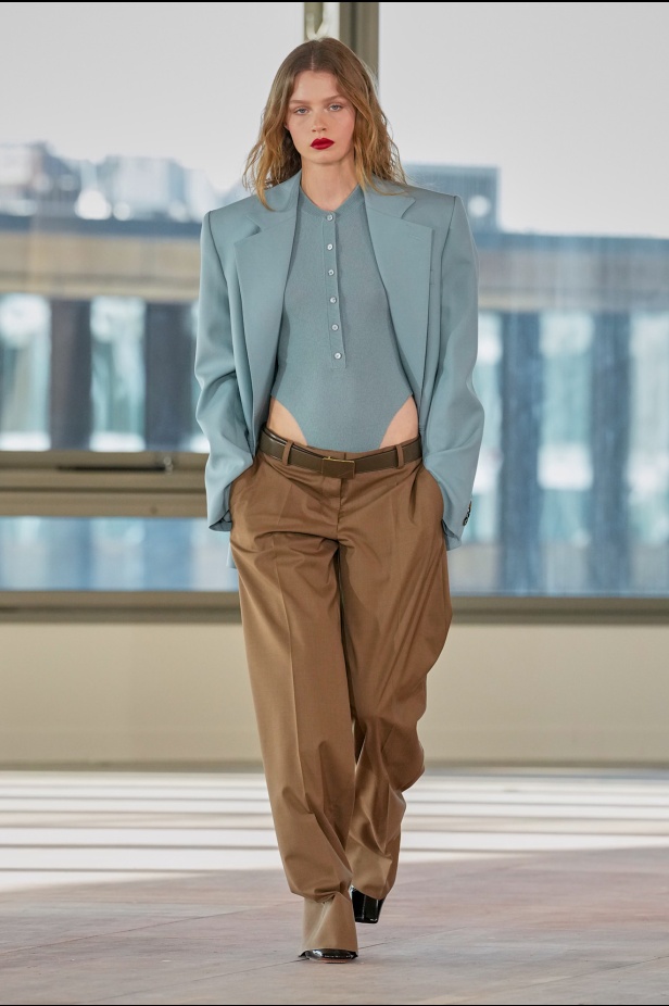 ستيلا مكارتني تفتح أبواب "STELLACORP" لخريف وشتاء 2025