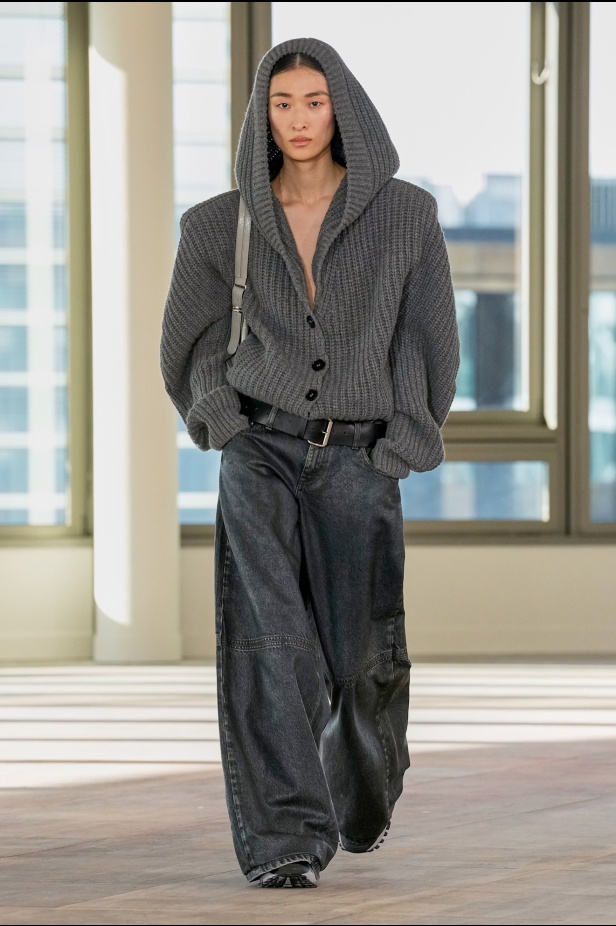 ستيلا مكارتني تفتح أبواب "STELLACORP" لخريف وشتاء 2025