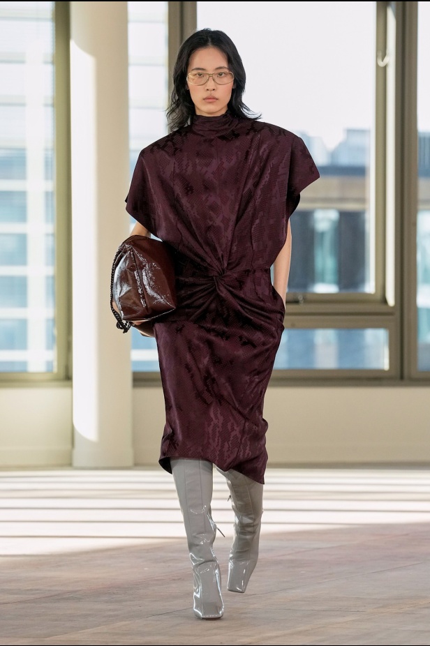 ستيلا مكارتني تفتح أبواب "STELLACORP" لخريف وشتاء 2025